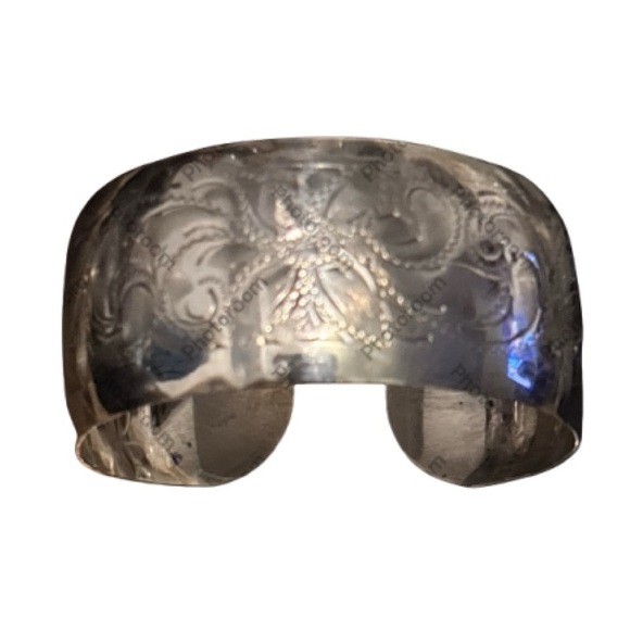 Vintage Etched Silver Cuff Bracelet for a petite wrist - new photo’s added - Picture 5 of 13